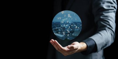 Takım elbiseli iş adamı, şehrin arka planında bağlantı simgeleriyle sanal ekran sunuyor. Gökdelen ile şehrin çifte pozlandırılması.