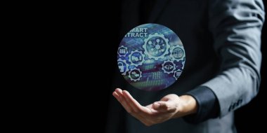 İş adamı küresel ağın simgesine dokunuyor