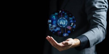 Dijital veri simgesi, küresel iş ağı ve İnternet bağlantısına sahip iş adamı.