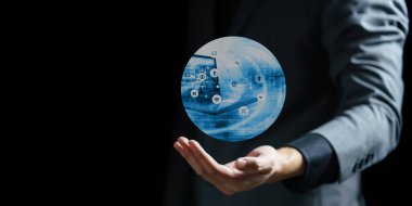 Elinde dijital arayüzü olan takım elbiseli bir iş adamı.