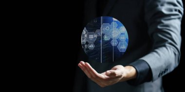 İş adamı elinde küresel bir ağ tutuyor.