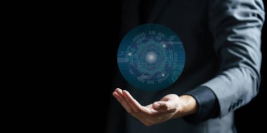 Dijital küreyi elinde tutan iş adamı.