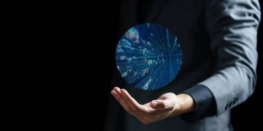 Elinde küreyi tutan bir iş adamı..