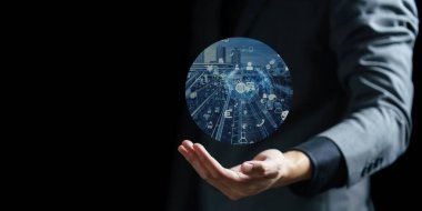 Modern şehir manzaralı sanal VR gözlüklü iş adamının çifte pozu