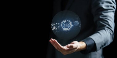 Avuçlarında dijital küre tutan bir iş adamı. iş ve teknoloji kavramı