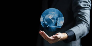 Karanlık arka planda sosyal ağ simgesi olan bir iş adamı el ele tutuşuyor. küresel iş, sosyal medya ve teknoloji kavramı