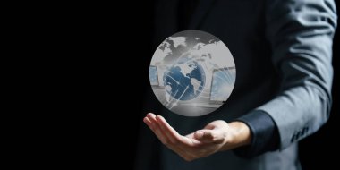 Dünya gezegenini avuçlarında tutan iş adamı