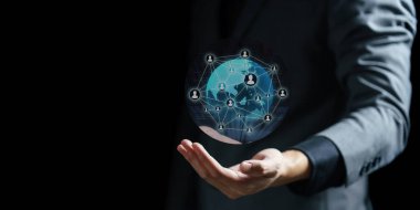 İş adamı eli dijital küresel ağ bağlantısı kavramını tutuyor.