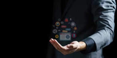 iş adamı eli sosyal ağ simgesine dokundu