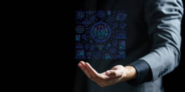 İş adamı avucunun içinde bir el resmi tutuyor.