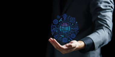 Teknoloji, ağ ve iş kavramı. şebeke. Sanal Sanal Sanal Sanal 'da geleceğin iş adamı gösterileri üzerine çalışan iş adamı.