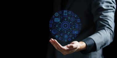 İş adamının grafik simgeleriyle el ele tutuşmasının dijital bileşimi