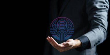 Sanal ekranlı siyah bir simge tutan bir iş adamı. teknoloji kavramı