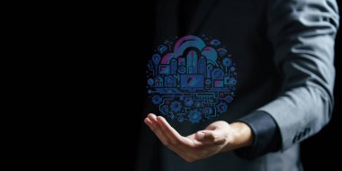 Elinde bir bulut simgesi tutan iş adamı