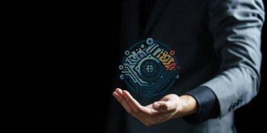 Bitcoin ikonu tutan iş adamı eli. İnternet ağı konsepti. karışık ortam