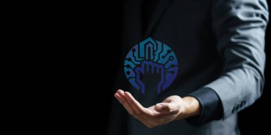 Sayısal beyni avucunun içinde tutan iş adamı, yakın plan