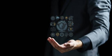 İş adamı eli ekranda sosyal medya simgesine dokunuyor