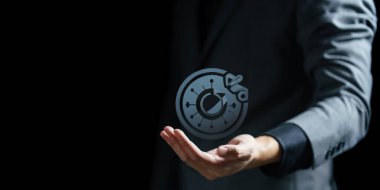 İş adamı vites simgesi tutuyor