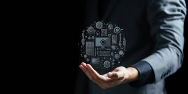 İş adamı elinde sanal bir simge tutuyor