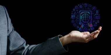 İşadamı elinde dijital teknoloji konseptiyle bir sembol tutuyor.