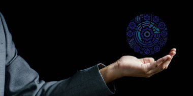 İşadamı, elinde ellerinin sanal bir yansımasıyla bir sembol tutuyor.
