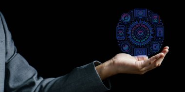 İş adamı elinde teknolojinin sanal bir simgesini tutuyor.