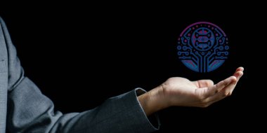 İş adamı elinde bir simge tutuyor..