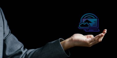 Bir veri sembolü ile dijital tablet simgesi tutan işadamı