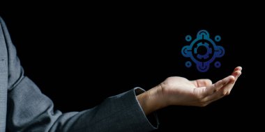 Geleceğin iş adamı, sanal ekranın arka planında sanal gerçeklik simgesi tutuyor. Sanal teknoloji kavramı. bu...