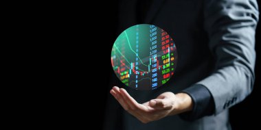 Elinde stok grafiği ve borsa grafiği olan dijital tablet var. iş ve teknoloji kavramı.