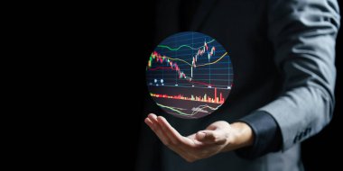 Dijital grafik tutan işadamı