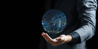 Sanal gerçeklik ikonu elinde tutan bir iş adamı. karışık ortam