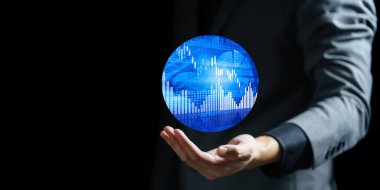 Global iş verileri ve modern dijital teknoloji arka planına sahip el ele tutuşma dijital tableti