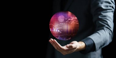 Dijital tablet tutan ve küresel veri sunan işadamı