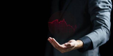 Sanal ekranda grafiğe dokunan işadamı