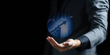 Büyüme grafiğini sunan işadamının eli