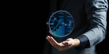 Grafik tutan iş adamı