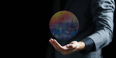 Sanal bir dünyaya sahip bir adamın çifte pozu.