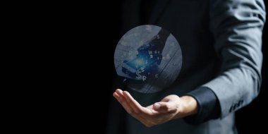 Işıldayan bir küreyi elinde tutan iş adamı. karışık ortam