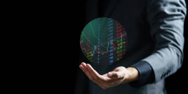 dijital tablet ve iş adamı koyu arkaplanda