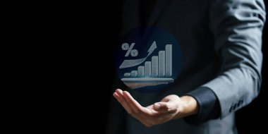 Ekranda büyüme grafiği olan işadamı eli grafiği