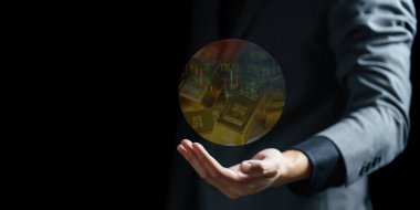 Dijital tablet tutan işadamı