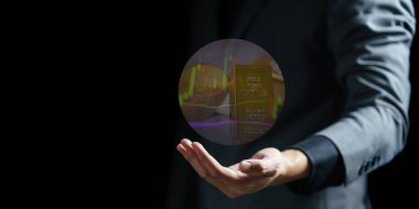 İş adamı elinde iş grafiği olan sanal bir simge tutuyor