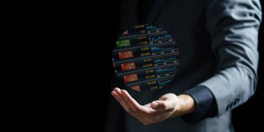 İş adamı takım elbise içinde sanal para simgesi tutuyor