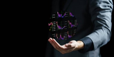 Grafikle grafiği tutan işadamı