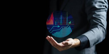 Elinde dijital bir simge tutan bir iş adamı. Küresel teknoloji kavramı