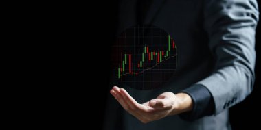 Takım elbiseli iş adamı el ele tutuşup grafiğini gösteriyor. iş kavramı.