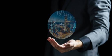 Dijital bir küre tutan işadamı