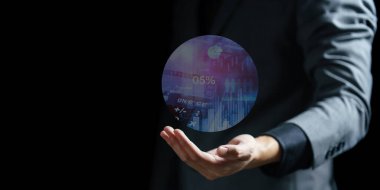 Dijital tablet tutan işadamı