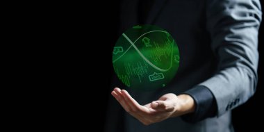 Yeşil ve siyah simgeleri olan dijital tableti elinde tutan iş adamı, arka planda küresel iş kavramı